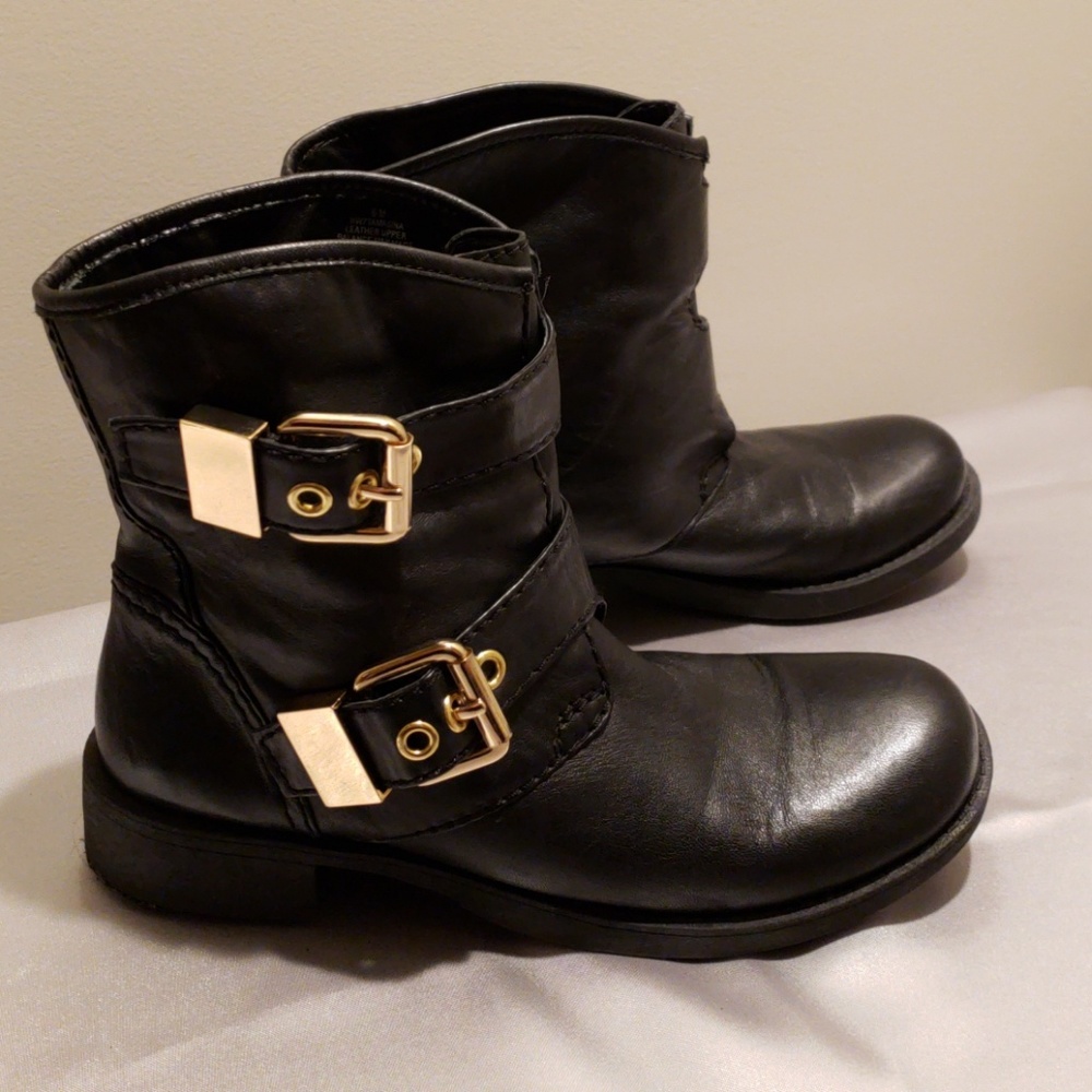 Nine West black boot w/gold buckle accent. Size 6